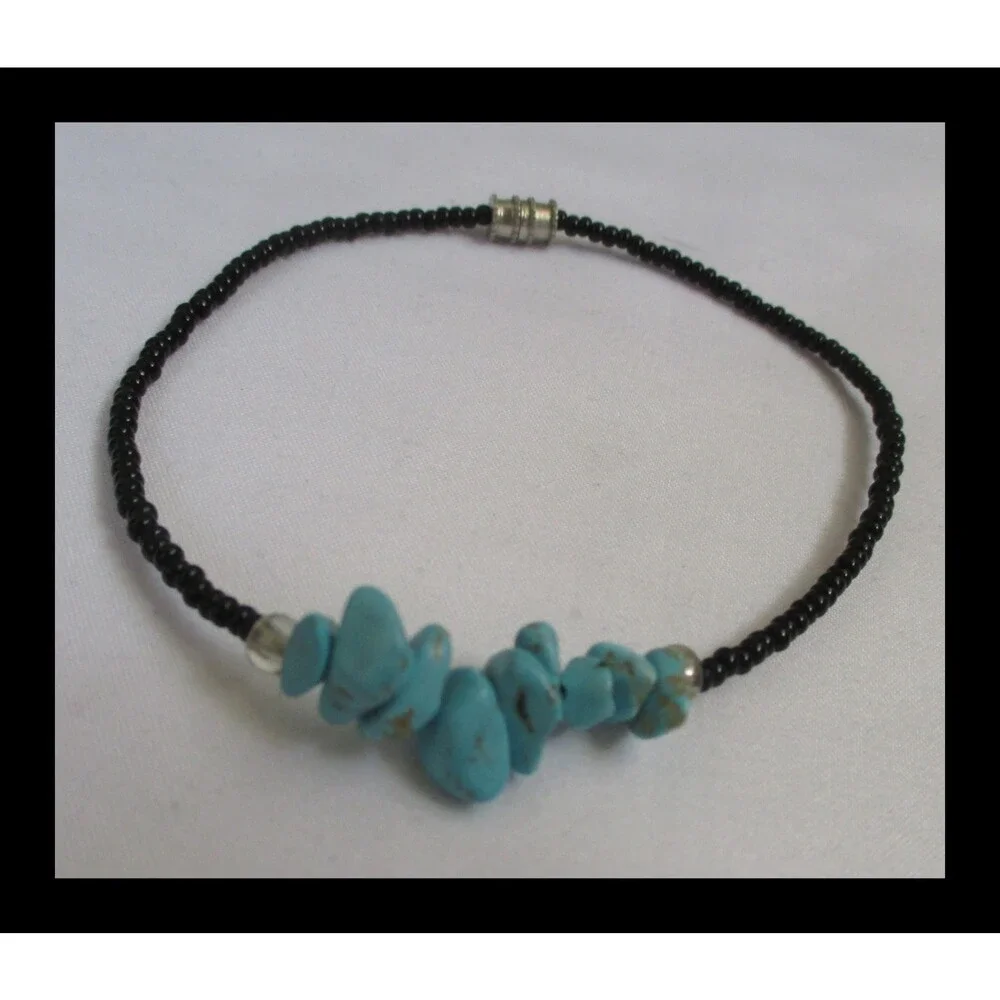8-1/2 In Black Beaded Bracelet with Faux Turquoise Nuggets B024